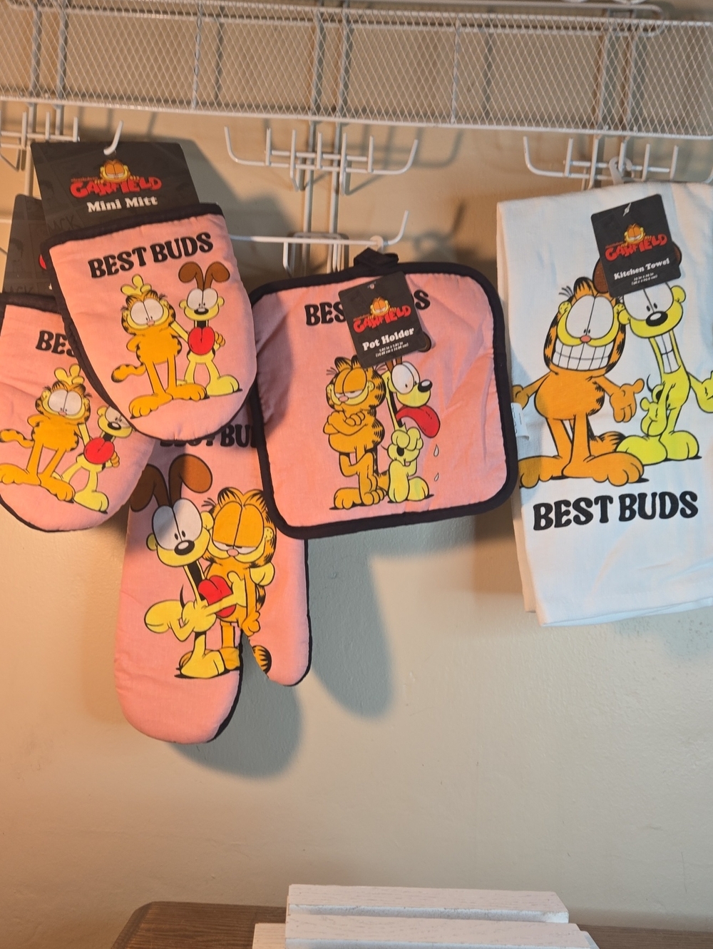 Garfield 'Best Buds' Pink Oven Mitt and Pot Holder Set